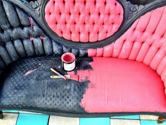 Régi bútorok fűszer-a-fekete-kanapé-in-pink színű festék-diy ötlet