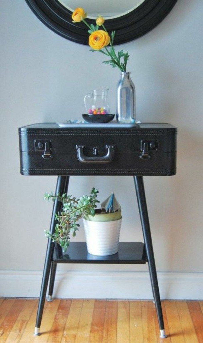 Régi bútorok fűszer-fekete bőrönd-in-asztal-esztergálás-váza, sárga virágok, növények
