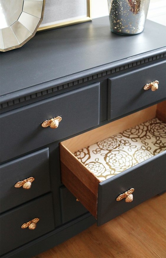 Régi bútorok fűszer-fekete szekrény-with-arany-button-fiók váza