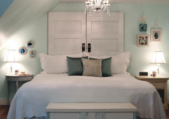 Stari-vrata-deco-u-spavaća soba-over-the-krevet i dva deserti-sa-svjetiljki