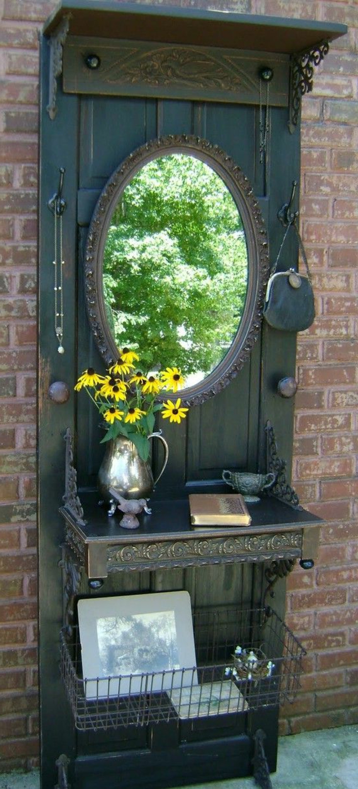 Stari-vrata-deco-u-vrtu-starinski-ogledalo-vaza-s-žutim cvijeća
