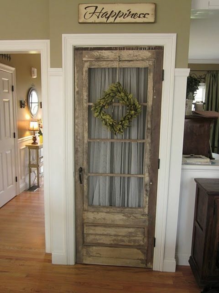 Stara vrata-ukrašavaju-vijenac-i-natpis zavjese-the-hodnik