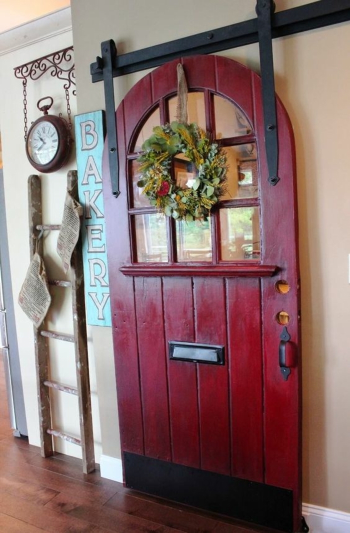 Старите врати-украсяват-червени от врата до врата венец-плъзгаща се врата