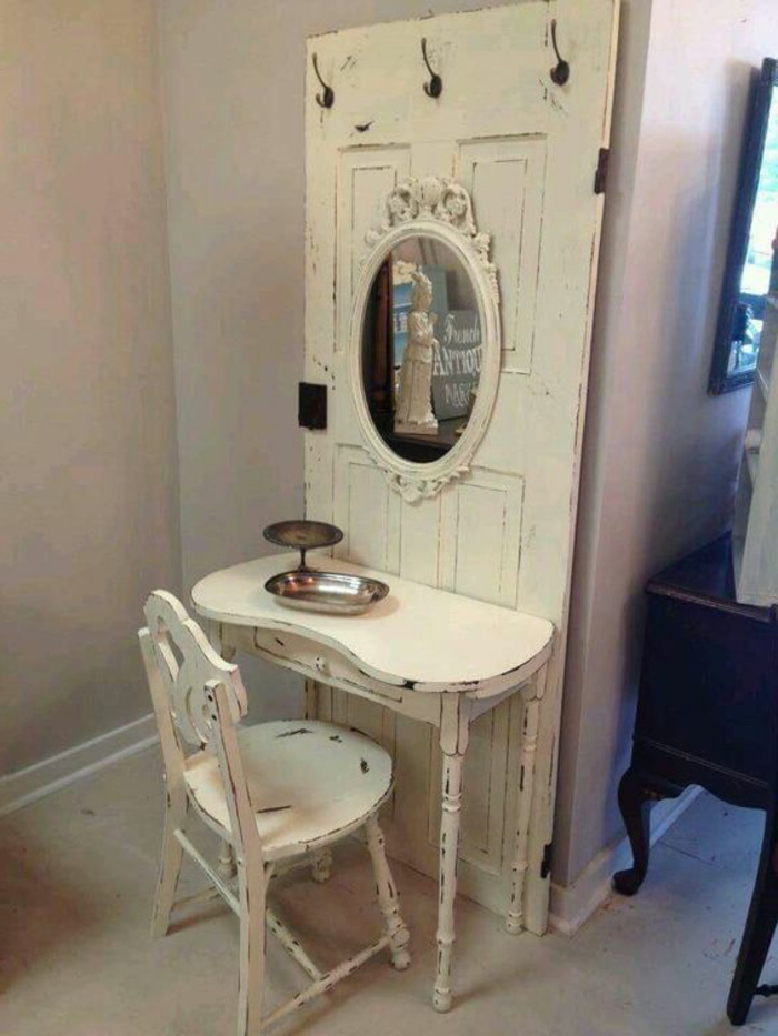 Старите врати-украсяват-тоалетка с огледало-в-ретро-стил-с-кръгла антично огледало