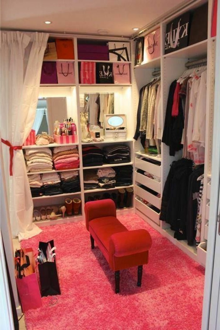 garderoba-set-hoda-ormar-ružičasti tepih-crveno-chocker-haljine