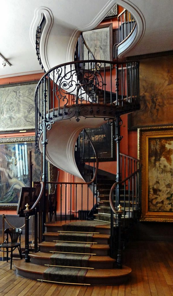 -escaleras con barandillas interiores antiguos