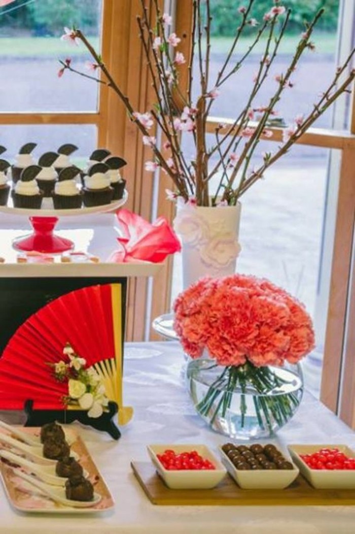 decoración de la mesa asiático con la flor de cerezo japonés
