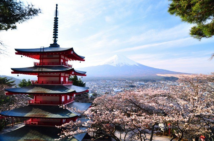 Prospect на Япония типичен Вила планина Blossom Дървета