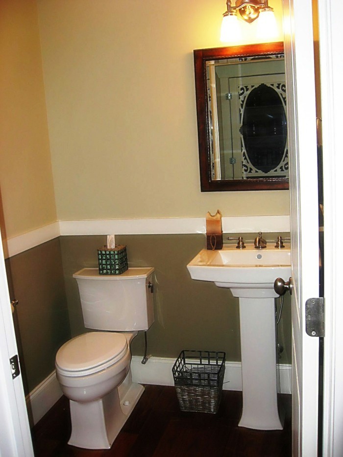 Baños-sin-azulejos-pequeña-baño-con-antigua-espejo