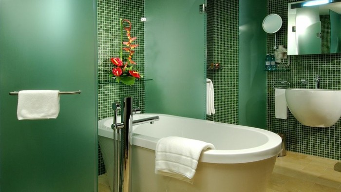 Вани-без-плочки-с-зелени стъклени стени и цветя--като декорация