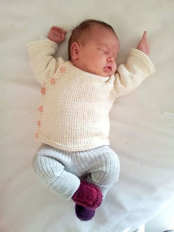 Бебе пуловер сплотена-белезникав изчакване памук