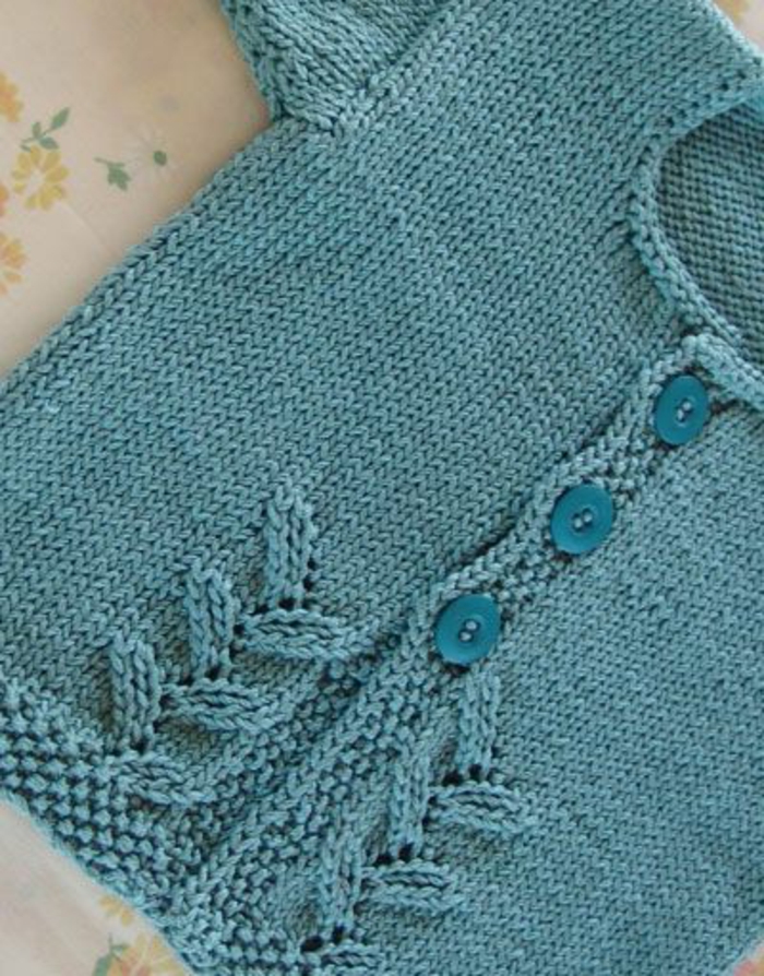 Bebé suéter-tejer-azul-con-botón azul