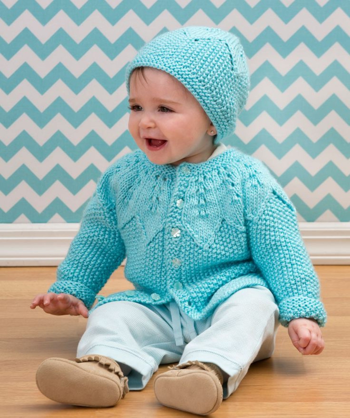 बेबी स्वेटर संगठित नीली मिठाई के साथ-कैप