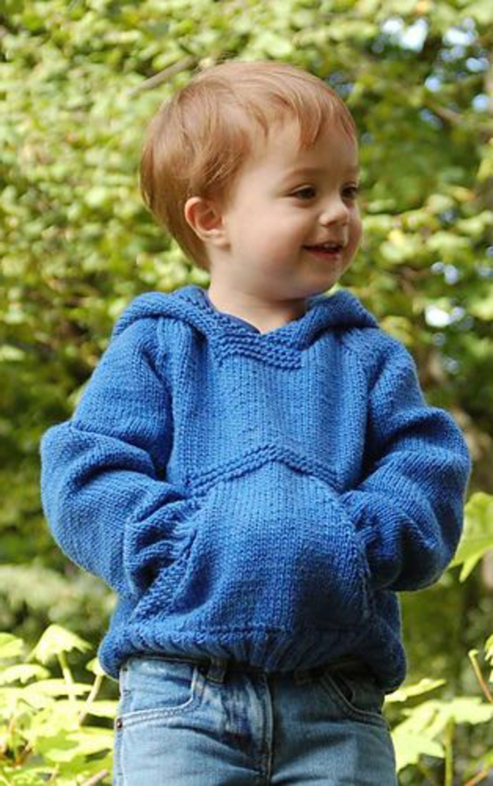 suéter de punto de bebé azul y robusto