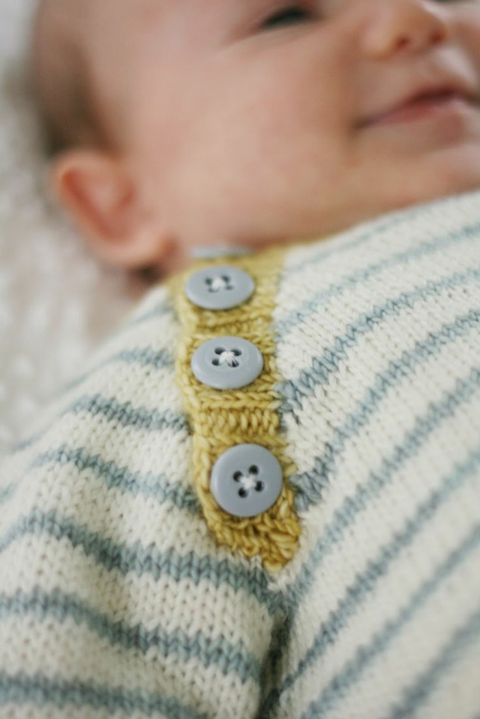 बेबी स्वेटर आपसी सद्भाव से भरा-मीठा-बटन-नीले रंग के साथ
