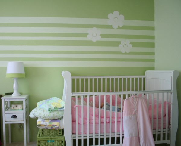 غرفة الطفل مع قطاع نغمات جدار الطلاء الأخضر