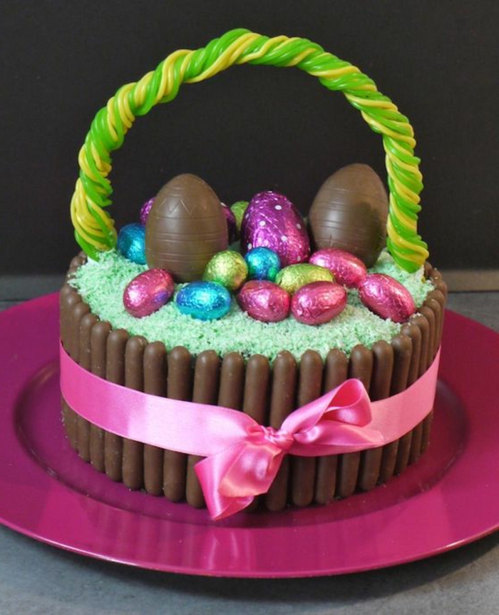 Uskršnja košara za uskršnje svečane dane kako bi se ukrašavali čokoladnim jajima