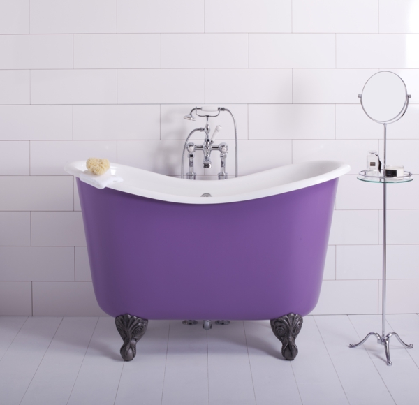 शांत स्नान के लिए छोटे बाथरूम में बैंगनी रंग