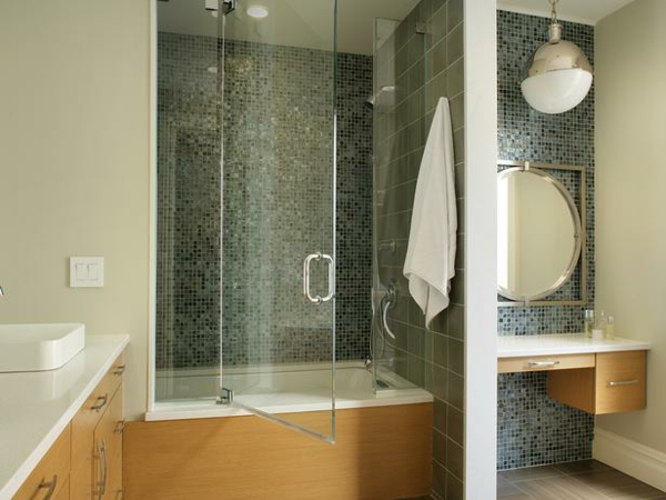 Baignoire avec douche zone-salle de bains moderne