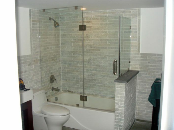 малка баня-с интегрирано душ-стъклена врата