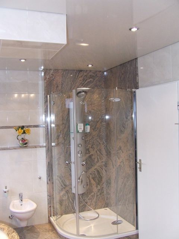 Salle de bains idées de décoration plafond lumières cabine de douche