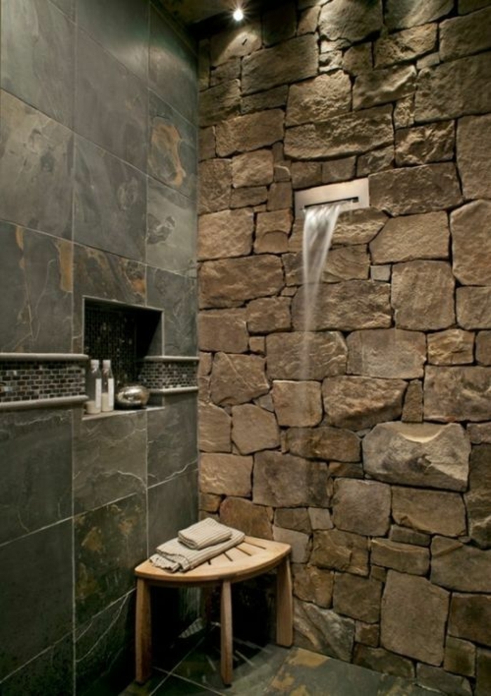Idée salle de bains douche mur de pierre Chute d'eau