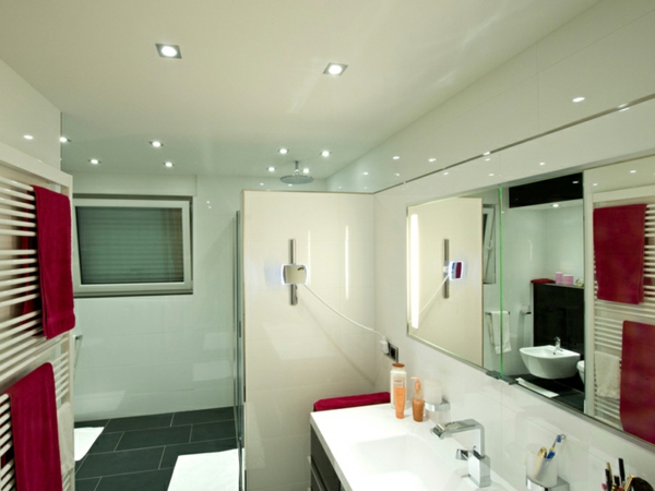Salle de bains maison privée - idées de salle de bains design éclairage par le plafond