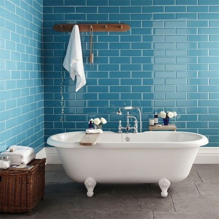 स्नान-भव्य और सुरुचिपूर्ण नीले दीवार टाइल के साथ बाथरूम