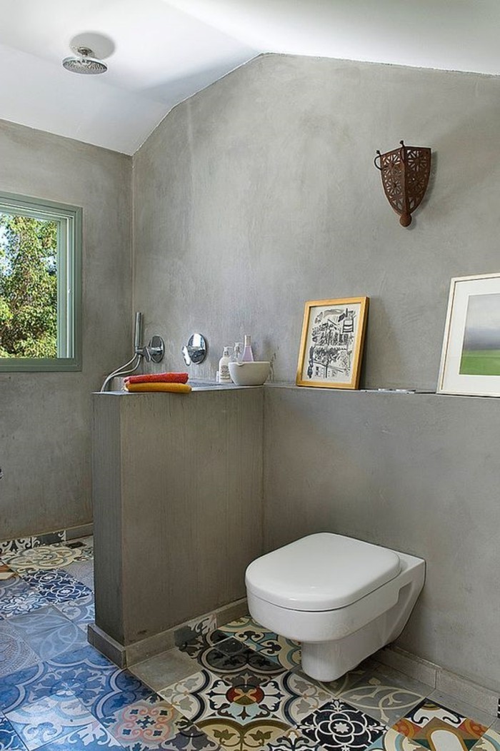 बाथरूम के साथ-भूरे दीवारों और रंग का टाइल फर्श