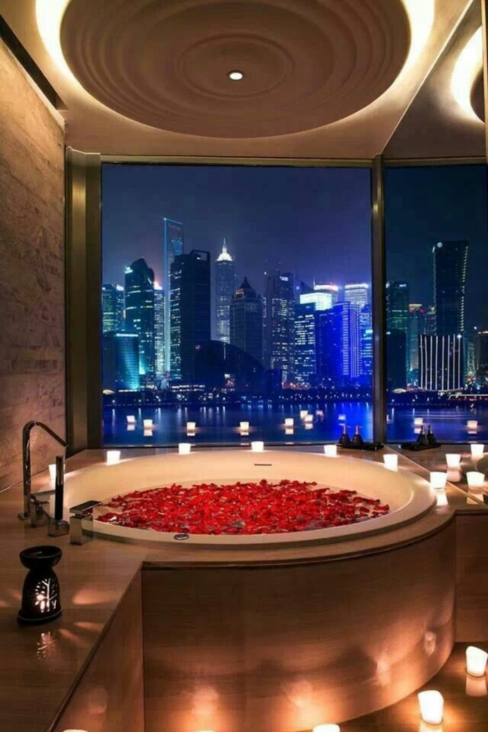 Cuarto de baño de baño atmósfera romántica bañera de pétalos de rosa Vela-Spa-Relax