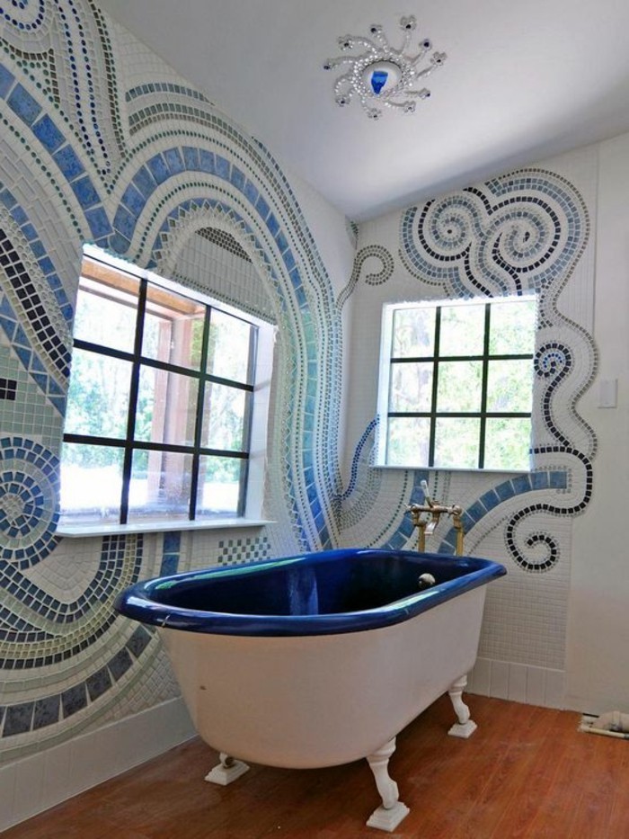 الحمام الجدران دون-بلاط-مجردة نمط من بين الفسيفساء الزرقاء حوض الاستحمام