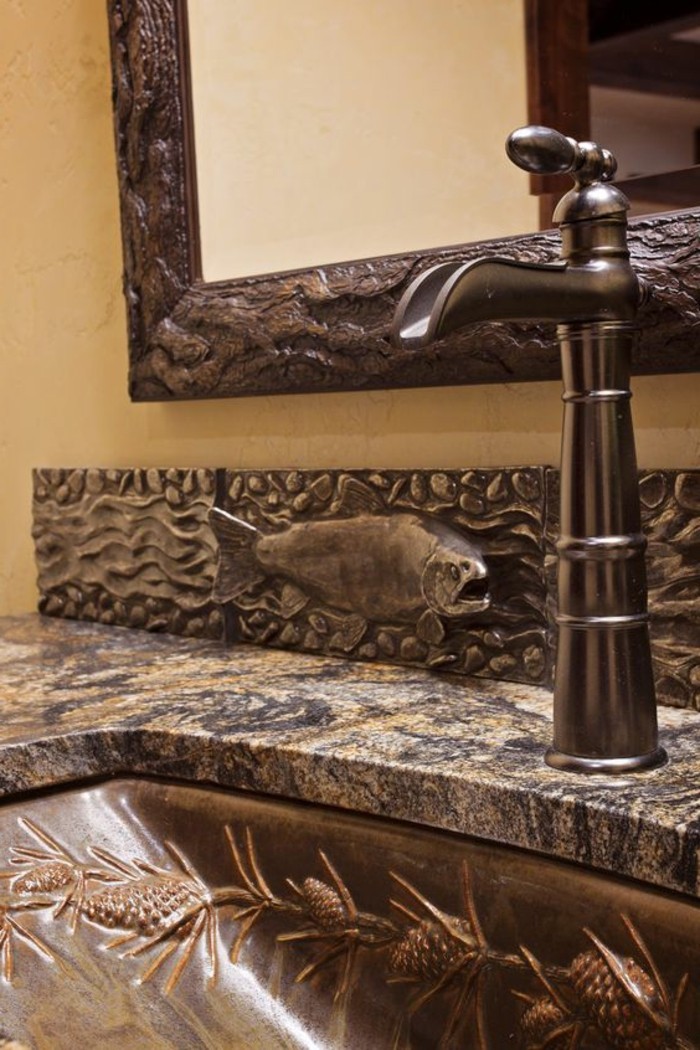 Paredes de baño-sin-azulejos-con-tallado en madera, bronce y ornamentos