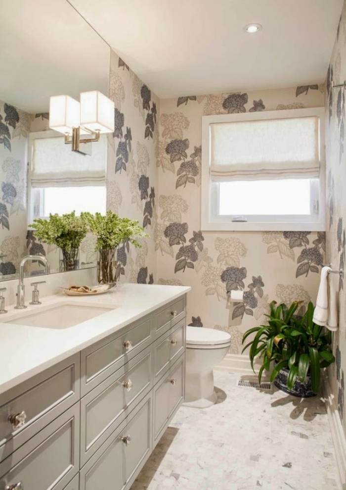Paredes de baño-sin-azulejos-con-wallpaper-en-hojas patrón de