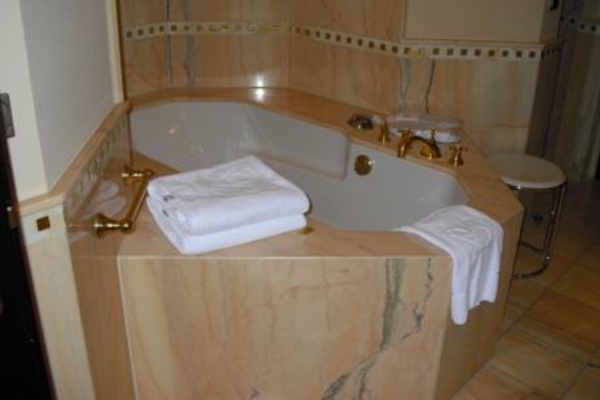 Идеи за баня - луксозна вана с мрамор - красив дизайн - кърпи в бяло