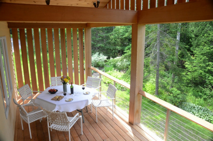 Drveni balkon i terasa drveni podni okrugli stol s stolicama