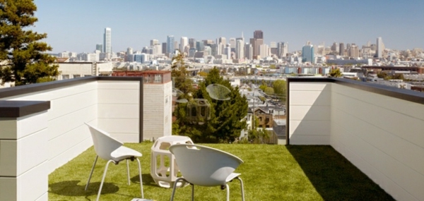 Balcon-toit-terrasse-garde-corps-verre-pelouse-tapis-chaises-table-blanc-gazon artificiel pour balcon