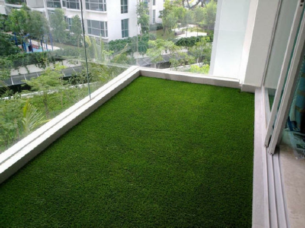 Балкон с изкуствена трева тераса идея за дизайн