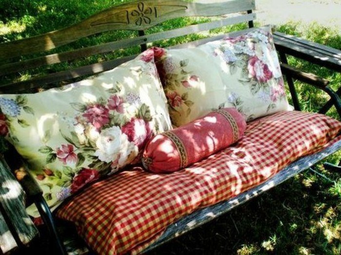 Banco de jardín-con-muchos-almohadas-en-país-estilo-y--elegante lamentable