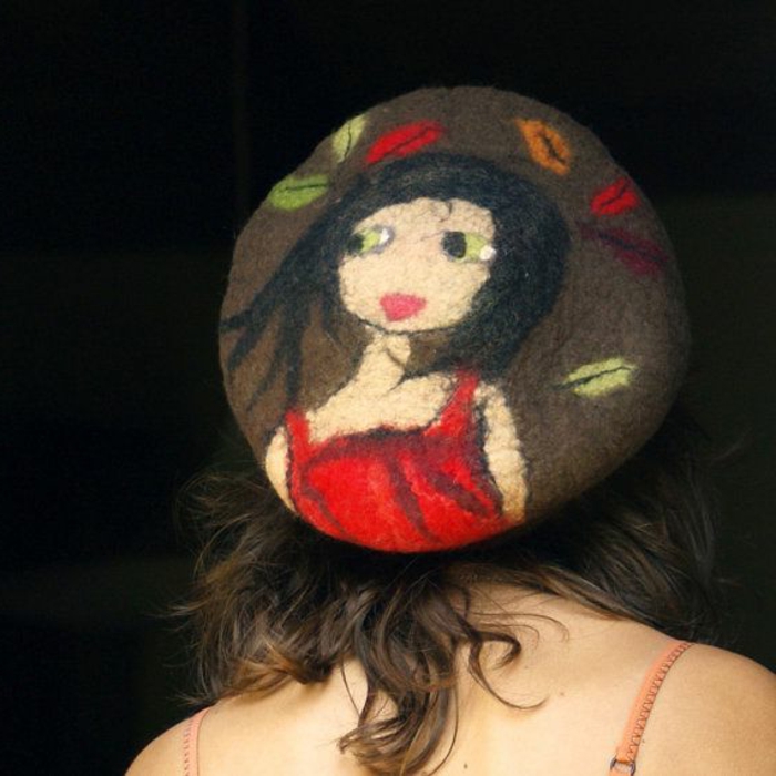 قبعة البيريه نمط مضحك ملونة وخلاقة، مثيرة للاهتمام