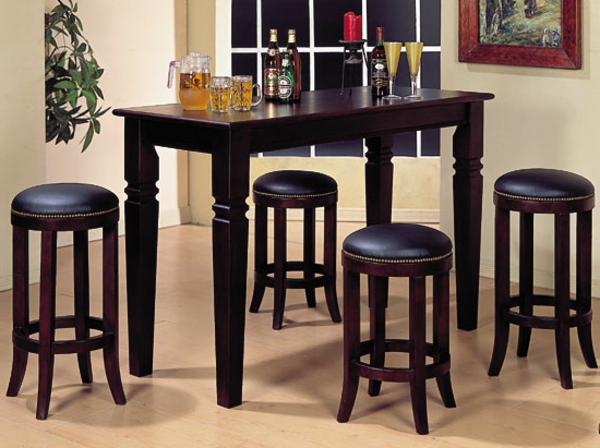 elegante bar con mesa-sillas de madera oscura