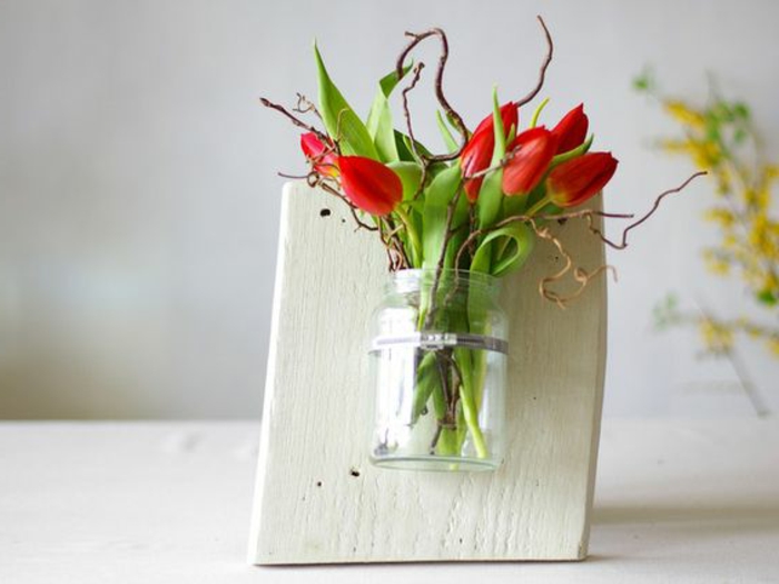Los arreglos florales de madera hacen un jarrón con tulipanes