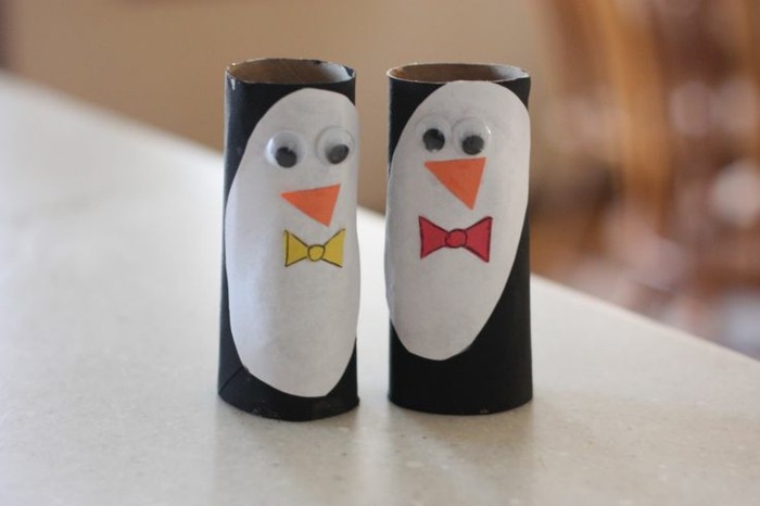 Tinker-con-rollos de papel higiénico de dos pingüino