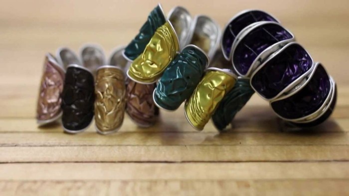 Tinker-con-café cápsulas de tres colores pulseras-on-madera