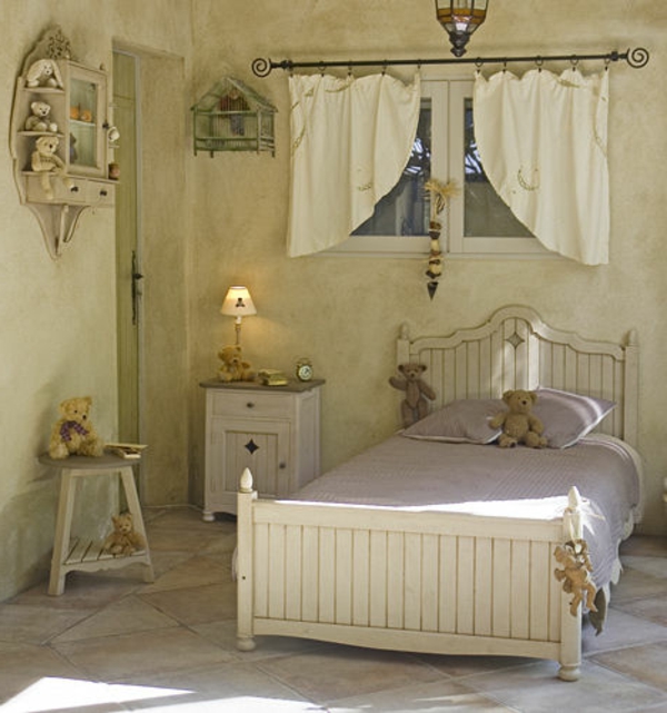 פנים הבית בסגנון חדר השינה - חלון קטן עם וילונות לבנים