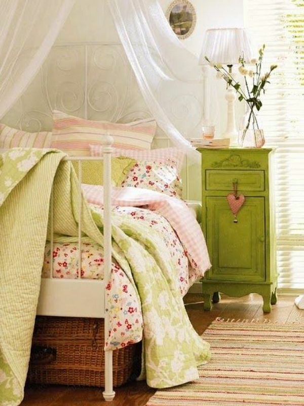 Κρεβάτι με ουρανό πράσινη τουαλέτα λουλούδι καλαθιών εικόνα στο στήθος