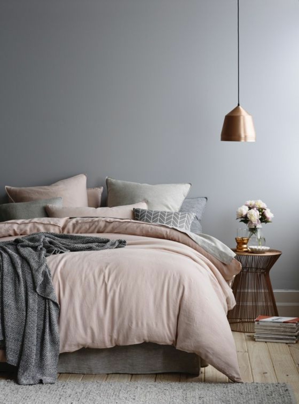 Krevet-s-posteljinu-u-ružičasto-siva