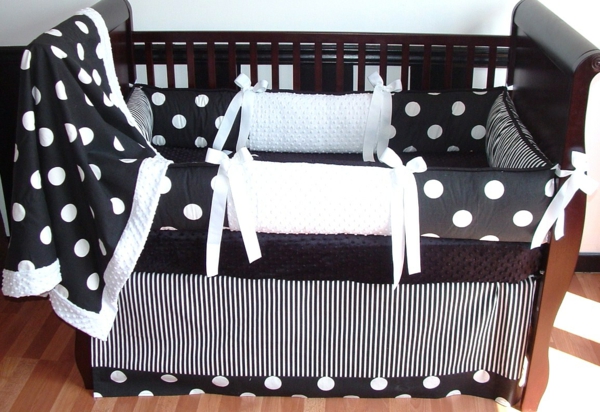 Dječji krevetić s pokrivačem u bijeloj i crnoj boji