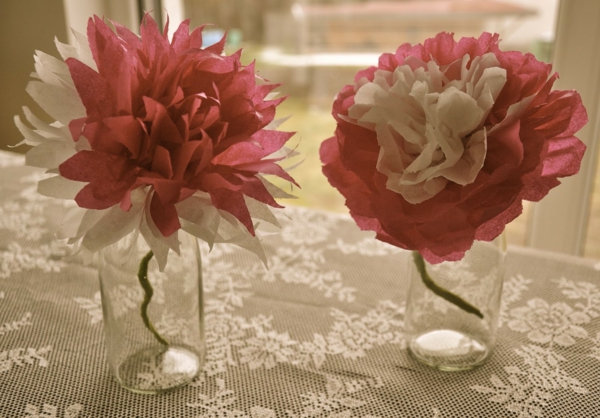 Flor hecha de papel crepé en florero redimensionada
