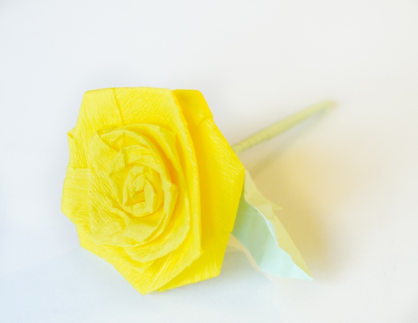 Λουλούδι φτιαγμένο από κρέπα χαρτιού, όπως το πραγματικό μέγεθος