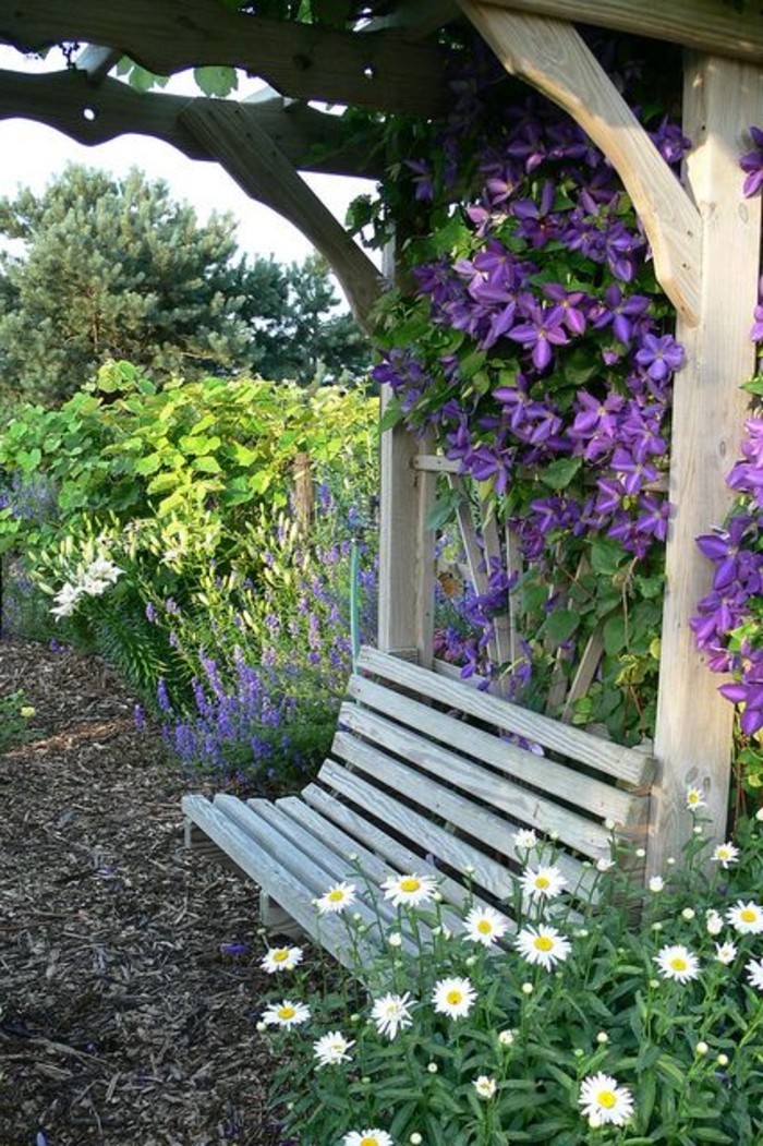 Цветя градина с дървена пейка и за възстановяване градина